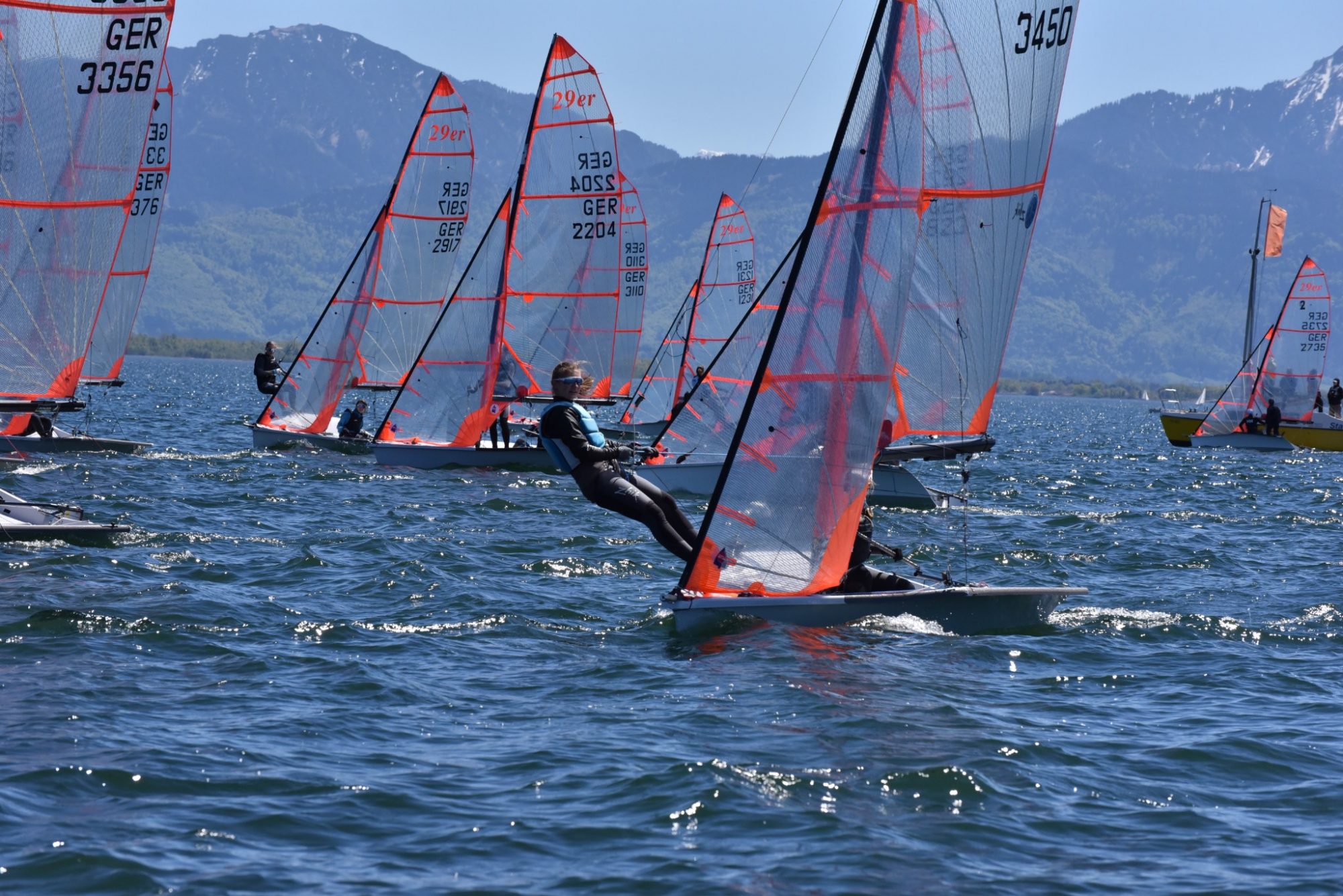 29er bei schönem Wetter auf dem Chiemsee, im Hintergrund die Berge