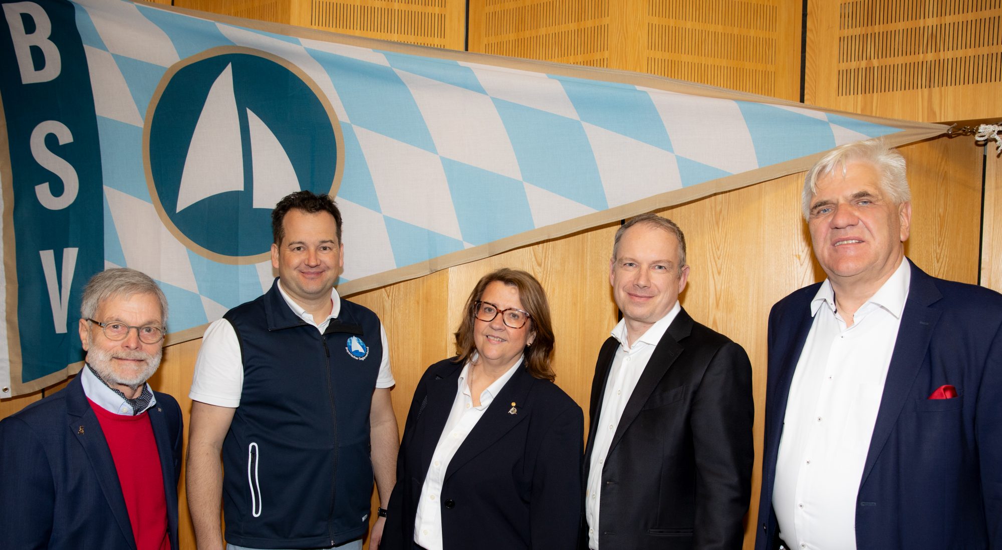 Der neue BSV Vorstand: Präsident Bernd Hassenjürgen, Jürgen Mitsch zum Vizepräsidenten Leistungssport, Christine Schlockermann Vizepräsidentin Breitensport, Sebastian Reisböck zum Vizepräsidenten Ausbildung und Dr. Helmut-Peter Müller wurde zum Vizepräsidenten Verwaltung und Reviervertreter (von rechts)