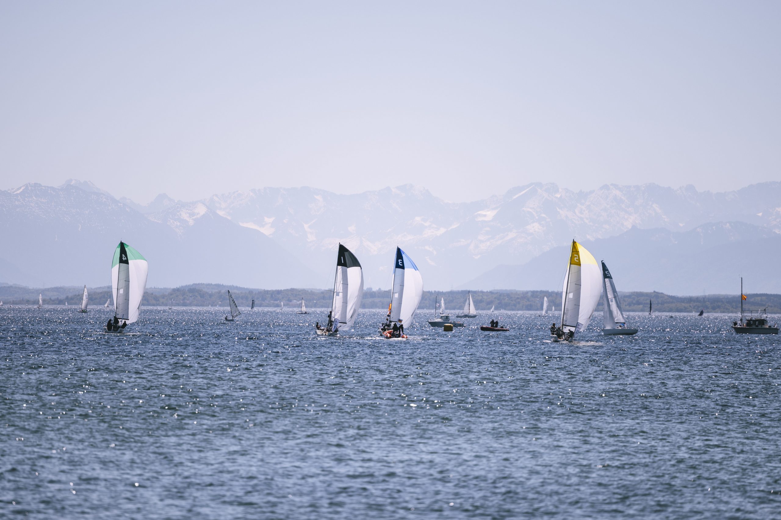 Segelbundsliga Boote auf dem Starnberger see Von Norden aus gesehen im Hintergund die schneebedeckten Alpen